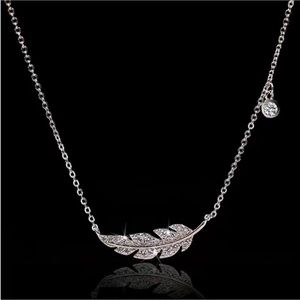 NEW ❤️ Beautiful silver leaf necklace with white crystals.
